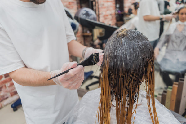 Intensive Haarfarben: Die richtige Pflege für coloriertes Haar