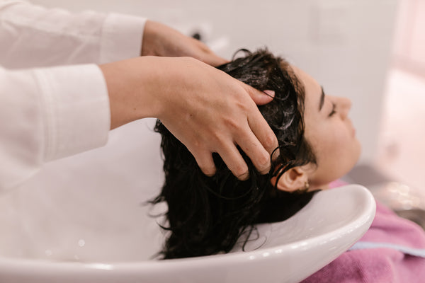 Keratin für strahlendes Haar: Die Vorteile von keratinhaltigen Produkten